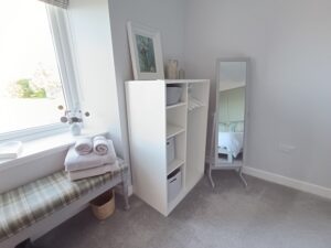 espace de rangement dans la grande chambre