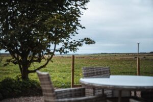 jardin avec espace repas et vue sur la campagne
