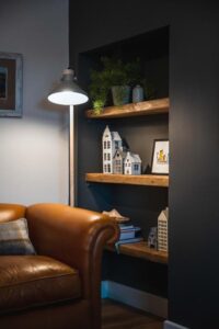 petite bibliothèque avec des informations touristiques sur la région