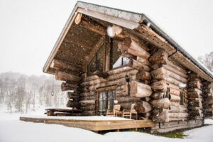 cabane en rondins sous la neige, une jolie destination en pleine nature au coeur des Highldans écossais