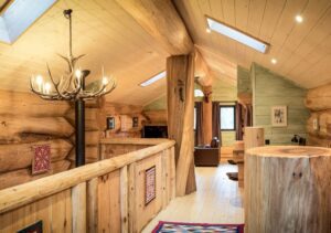 étage d'un des chalets tout en bois