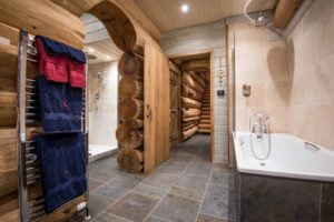 salle de bain spacieuse avec douche, baignoire et sauna privé