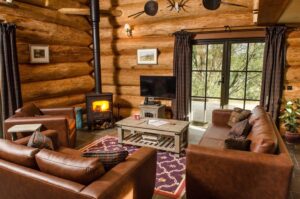 séjour avec poêle à bois dans une cabane en rondins du Eagle Brae en Écosse