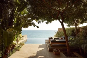 terrasse privée avec piscine à débordement et vue sur la mer dans une suite du F Zeen Retreat Kefalonia en Grèce