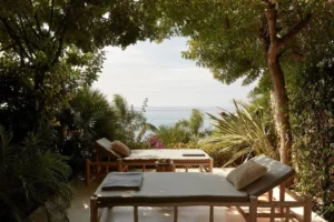 terrasse privée avec transats et vue sur la mer dans une suite du F Zeen Retreat Kefalonia en Grèce