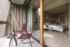 Chambre double avec balcon offrant une vue panoramique sur le lac ou les montagnes