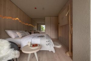 Chambre double décorées avec du mobilier naturel pour un engagement envers l'environnement