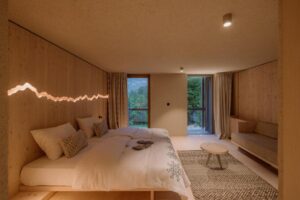 chambre confort à l'esprtir alpin avec son mobilier en bois