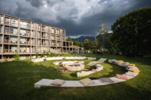 feu de camp dans le jardin de l'hôtel pour un moment de convivialité en soirée
