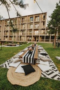 jardin aménagé pour un événement à l'Hotel Bohinj en Slovénie