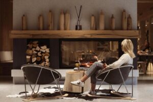 salon cosy et chaleureux devant la cheminée au bar de l'hôtel