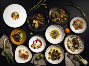 plats servis au restaurant de l'hôtel