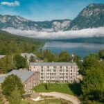 Vue aérienne de l'hôtel Bovinj au bord du lac de Bohinj au cœur du Parc National du Triglav en Slovénie