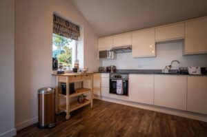 grande cuisine équipée avec espace dînatoire