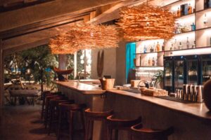 bar à cocktails avec des jus de fruits tropicaux et des alcools