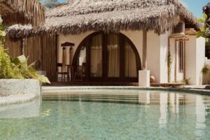piscine de l'hôtel passant devant l'entrée des bungalows