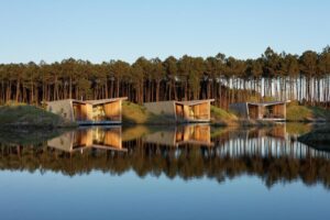 Hôtel Les Échasses Eco Lodge avec des lodges suspendus au-dessus de l’eau à proximité d'Hossegor et Seignosse dans les Landes