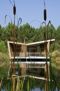 lodge suspendu au-dessus de l'eau dans les landes à l'hôtel Les Échasses Eco Lodge