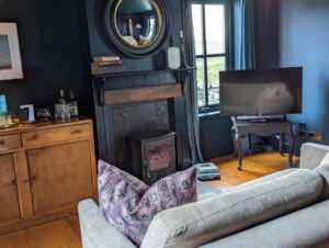 salon TV avec un bar à wisky dans la chambre d'hôtes de charme Lon Ban House