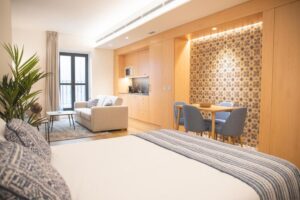 studio avec espace salon, cuisine ouverte, espace repas et espace nuit