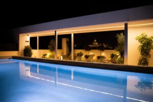 toit terrasse avec piscine extérieure et vue sur Séville