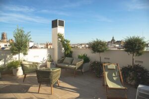 salon de détente sur le toit terrasse de la résidence avec vue à 360° sur les toits de Séville