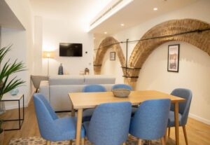 séjour chaleureux et accueillant d'un appartement à louer en plein centre historique de Séville