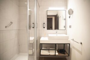salle de douche dans un des studios en location