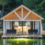 Coup de cœur pour cette Bio-Pool Suite, une cabane surplombant une piscine biologique. Un endroit romantique au milieu de la nature de Comporta