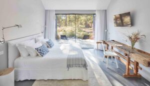 suite mêlant harmonieusement matériaux naturels et touches contemporaines à l'hôtel Sublime Comporta au Portugal