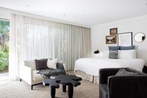 chambre spacieuse avec lit king size et décoration moderne