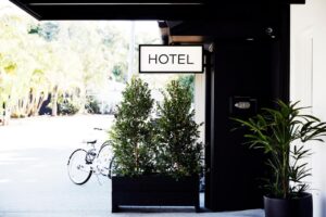 entrée de l'hôtel avec les vélos mis à disposition des clients