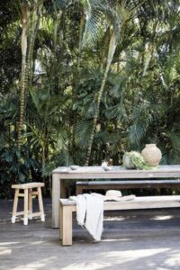 terrasse entourée de végétation dans le cottage à louer