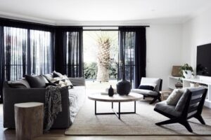 séjour élégant et moderne, au design épuré, dans une maison de vacances à louer à Byron Bay en Australie