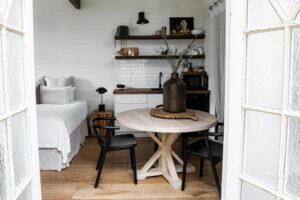 kitchenette avec espace repas dans un des studios
