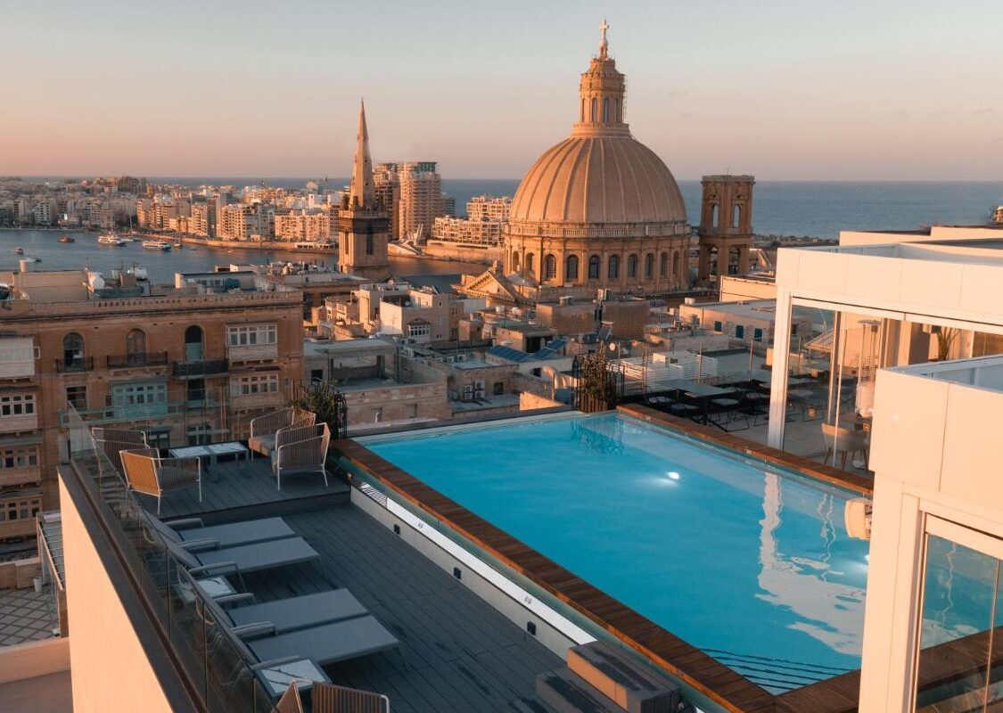 toit terrasse avec piscine extérieure chauffée et vue panoramique à l'hôtel The Embassy Valletta Hotel