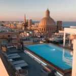 toit terrasse avec piscine extérieure chauffée et vue panoramique à l'hôtel The Embassy Valletta Hotel