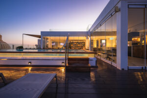Un toit terrasse à la vue unique et spectaculaire, avec une partie restaurant et une partie piscine extérieure chauffée