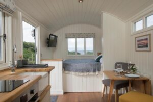 intérieur tout mignon et cosy d'un lodge en location de vacances au West Coast Hideaways