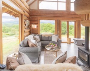 séjour cosy et chaleureux dans la cabane à louer Wild Nurture Eco Luxury Offgrid Log Cabin