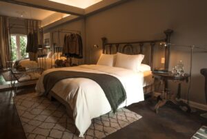 chambre élégante et chaleureuse, décorée avec soin, à l'hôtel Atemporal de Lima