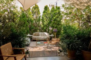 ambiance chic et détendue dans le jardin de l'hôtel