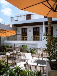 jardin extérieur convivial et intimiste pour prendre son petit-déjeuner ou se détendre après une journée de visite et de balade