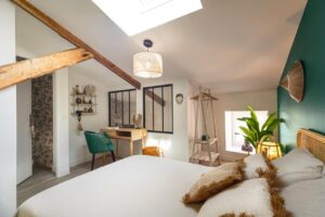 ambiance chaleureuse, naturelle et exotique pour cette location de vacances Emeraude Duplex, idéalement située pour découvrir la Provence et les champs de lavande