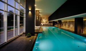 piscine intérieure situé dans le spa de l'hôtel