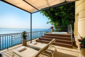 Suite avec terrasse et jacuzzi privé offrant une vue panoramique extraordinaire sur la mer Adriatique
