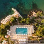 Plage privée et piscine extérieure de l'Hotel Ambasador - Liburnia offrant une magnifique vue panoramique sur la baie de Kvarner en Croatie