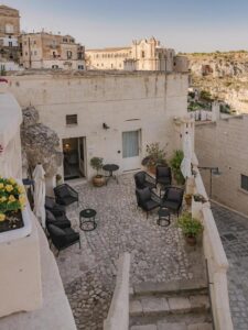 terrasse et entrée des chambres d'un hôtel de charme au cœur de Matera, une des villes les plus fascinantes d’Italie