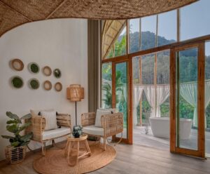 petit salon d'une des suites donnant sur la terrasse avec sa baignoire à la vue panoramique