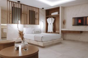 suite luxueusement décorée, combinant une esthétique moderne et épurée avec des touches traditionnelles cycladiques